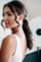 Detail dlouhých květinových náušnic s perlami, ručně vyráběný svatební šperk