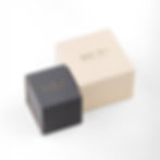 detail balení šperků v prémiové dárkové krabičce s certifikátem diamantů