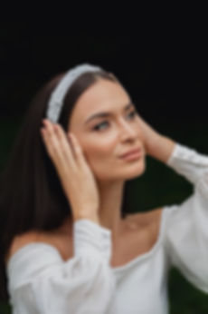 Svatební doplněk – čelenka s křišťálovými korálky a listovým motivem