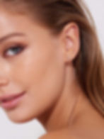 Diamantové náušnice ve tvaru květu v jemném peckovém provedení