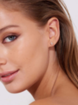 Diamantové náušnice ve tvaru květu v jemném peckovém provedení