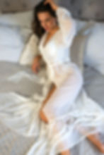 Lehký šifonový župan pro ženy v světlém odstínu, jemný pohyb materiálu