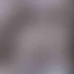 žena držící krajku