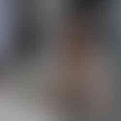 žena šije na šicím stroji