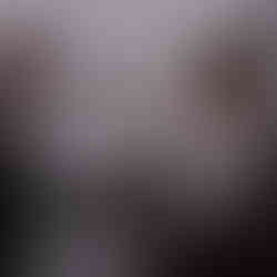 žena si prohlíží látku