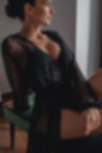 Detail šifonového županu s průsvitným materiálem a smyslným výstřihem