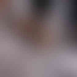 žena špendlí krajku