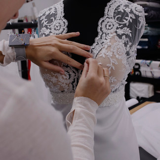 žena špendlí krajku