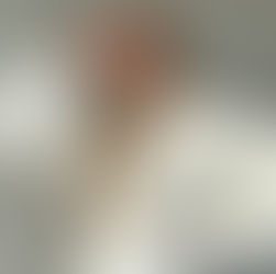 blond žena v módním outfitu