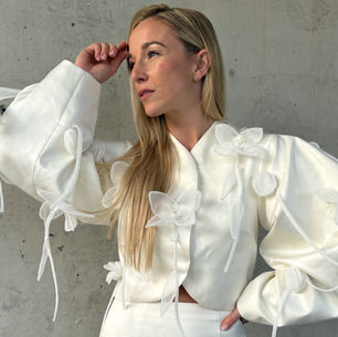 blond žena v módním outfitu