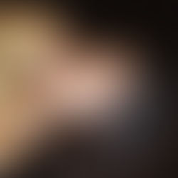 Žena se zlatými šperky