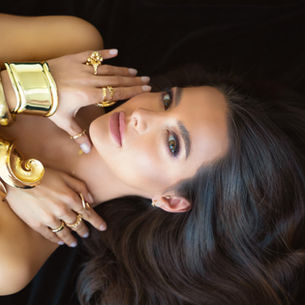 Žena se zlatými šperky