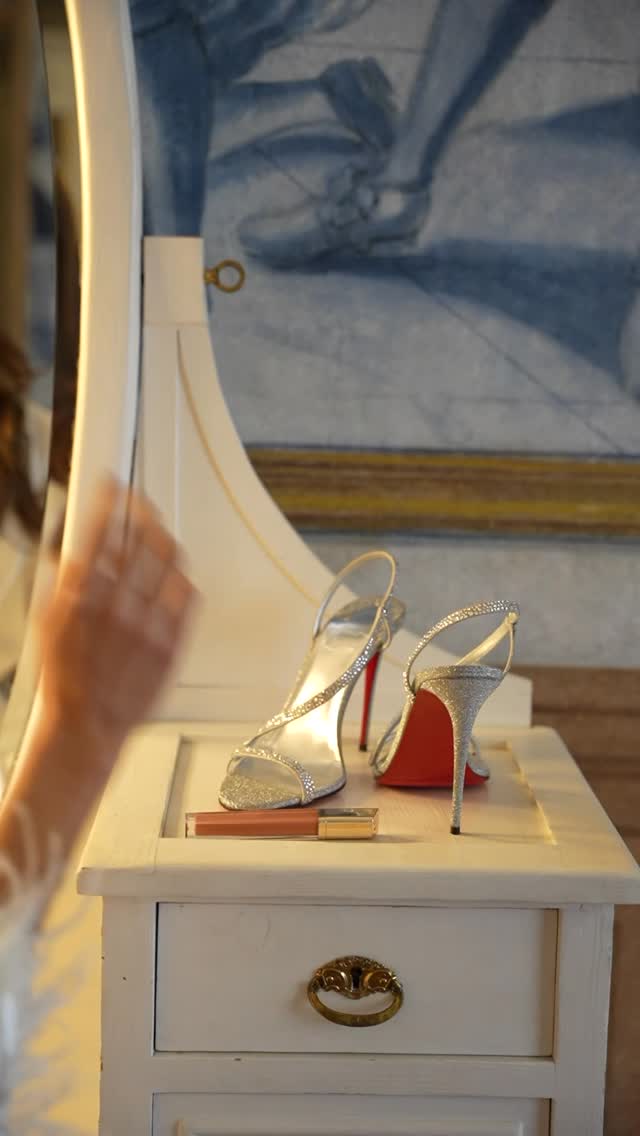 Svatební župan nebo podvazek jsou první věci, které si nevěsta obléká v den, kdy se mění její identita.

Než přijdou šaty. Než přijde obřad. Než přijde publikum.
Je tam ona — a to, co má na sobě.

Luxus v tomhle kontextu není cena.
Je to pozornost věnovaná okamžiku, který nikdo jiný nevidí.