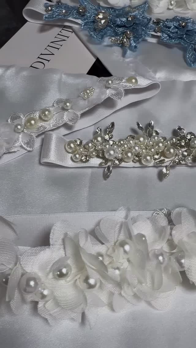 Pod šaty není vidět.
Ale patří k nevěstě už po generace. 
#Bridalgarter #divinite