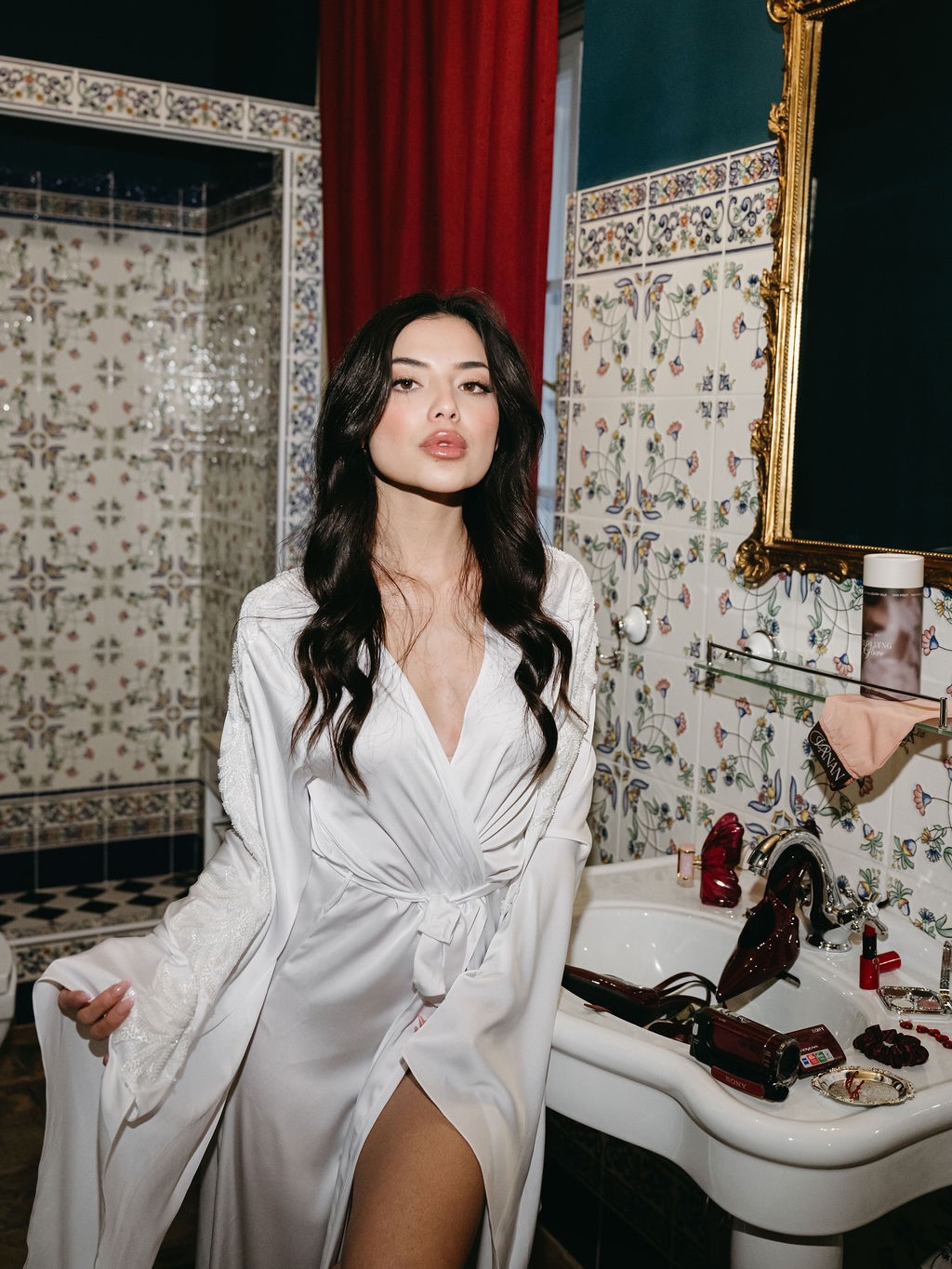 Tento editorial vznikal s jediným cílem – zachytit ženskost a atmosféru intimního prostoru, ve kterém naše župany přirozeně žijí.

Velké poděkování patří @dfueco za naprosto precizní práci, cit pro kompozici a schopnost vystihnout estetiku Divinité do posledního detailu. Děkujeme za zachycení našich županů v prostředí, které podtrhuje jejich charakter a náladu. 

#Divinite
#BridalEditorial
#QuietLuxury