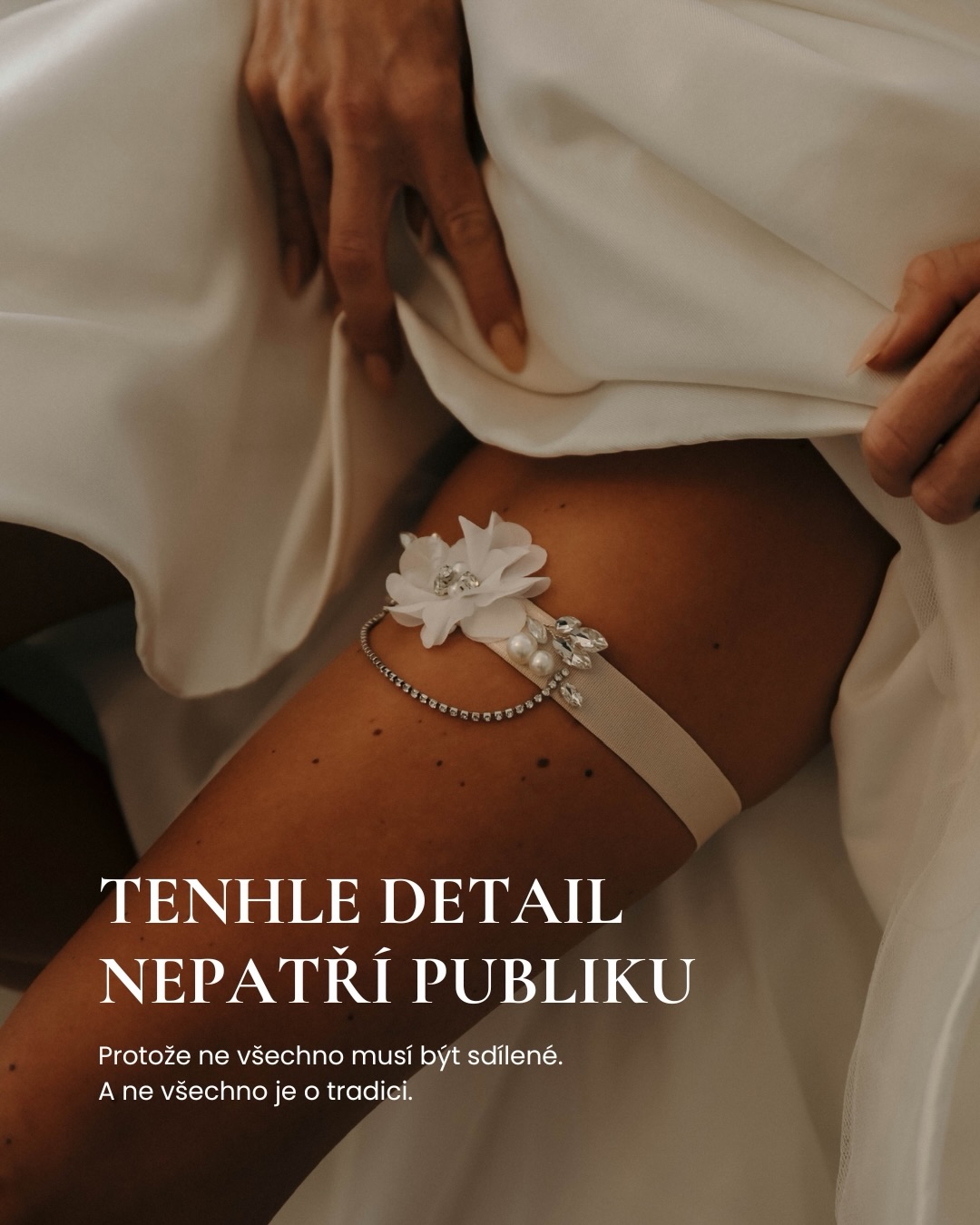 Tenhle detail nepatří publiku.
Patří Vám.
Je to malý okamžik klidu uprostřed dne, který je jinak plný očekávání, pohledů a emocí.
Detail, který si neoblékáte pro ostatní – ale pro sebe.
Naše svatební podvazky vznikají s respektem k tomu, co zůstává skryté.
K rituálům, které mají smysl i tehdy, když je nikdo nevidí.
Divinité. Pro chvíle, které jsou jen Vaše.