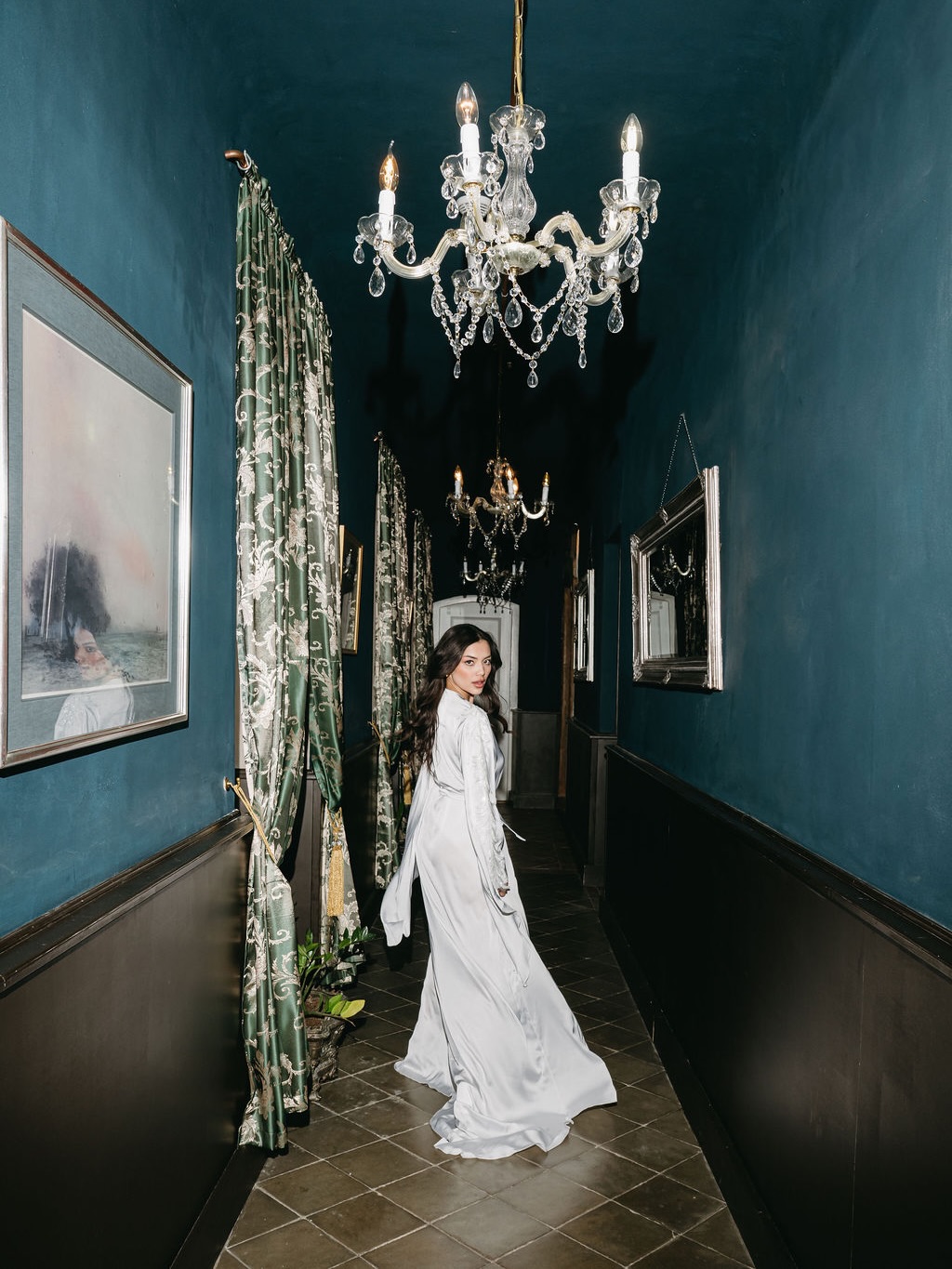 Svatební ráno není backstage.
Je to hlavní scéna.

Couture hedvábný župan, který dělá z příprav rituál.
Dlouhá silueta. Výrazné rukávy. Italské hedvábí.
Navržený pro nevěstu, která chce být nezapomenutelná ještě dřív, než si oblékne šaty.

Moderní bridal.
Sebevědomá elegance.
Ticho před „ano“, které má styl.

✨

📸 by @dfueco 🙏🏻🙏🏻🙏🏻