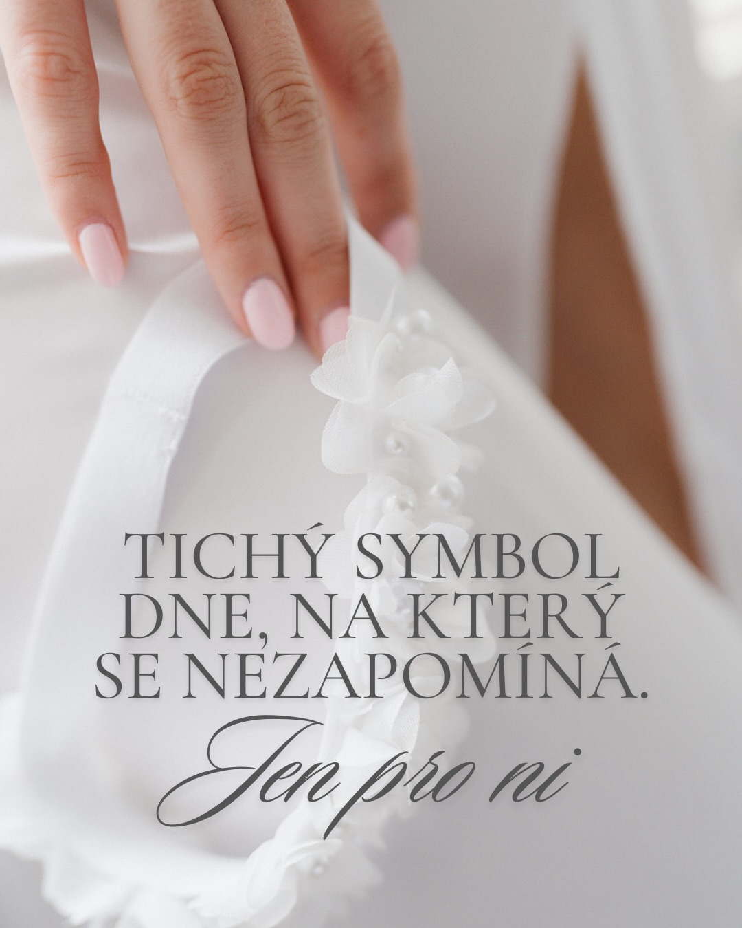 Většina svatebních detailů je vidět.
Tenhle ne.

A právě proto je tak silný.
Podvazek není pro fotky. Není pro hosty.
Je pro ten krátký moment, kdy si řekneš „tohle je opravdu můj den.“

Moderní nevěsta si nevybírá všechno pro efekt.
Něco si nechává jen pro sebe. ✨✨✨