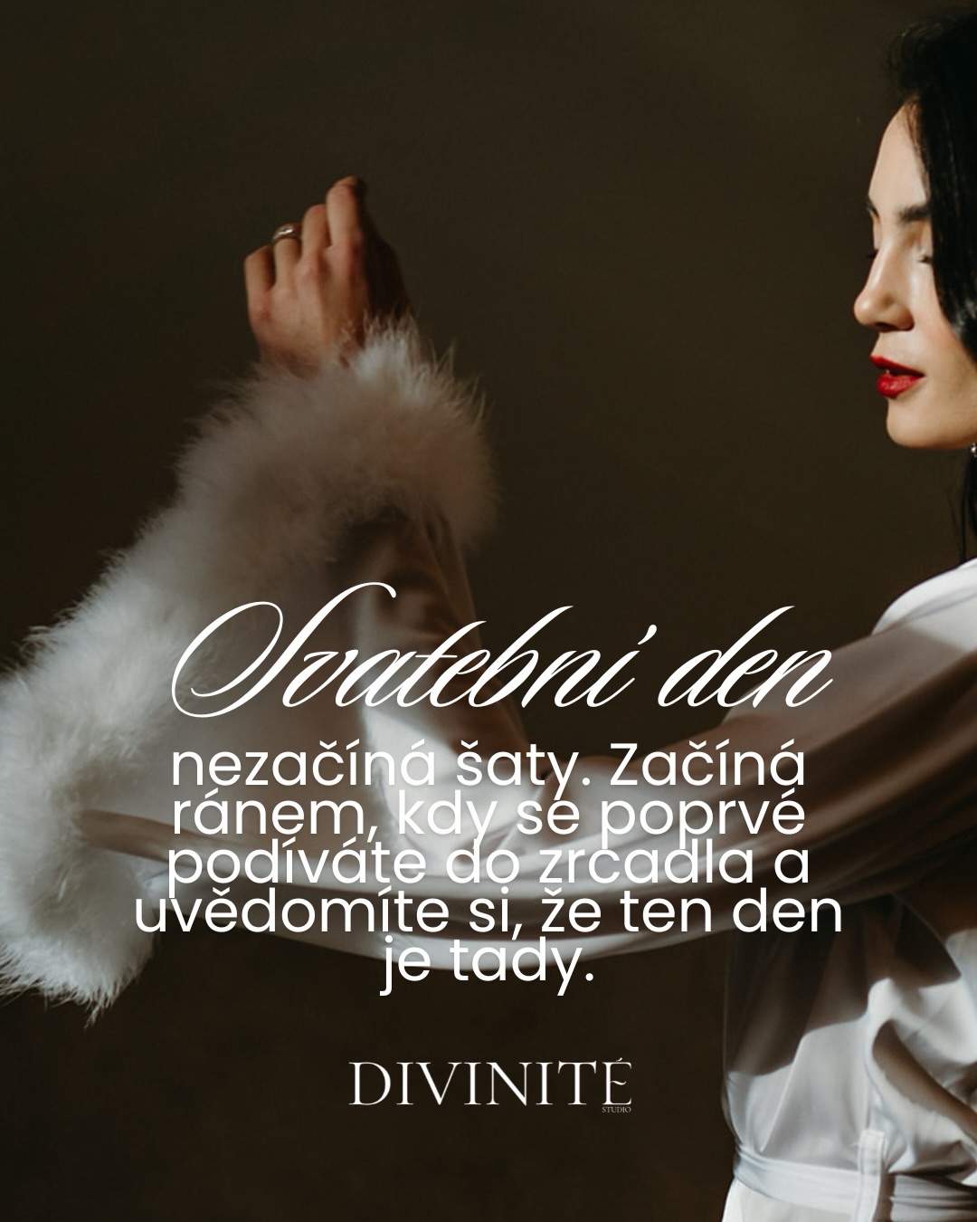 Svatební den nezačíná ve chvíli, kdy si obléknete šaty.
Začíná mnohem dřív.
V tichu hotelového pokoje.
Ve světle, které dopadá na podlahu.
V momentu, kdy sedíte sama a uvědomíte si, že za pár hodin se váš život změní.
Tyto hodiny nejsou jen přípravou.
Jsou přechodem.
Fotograf zachytí, jak stojíte u okna. Jak si necháváte upravit vlasy. Jak se poprvé podíváte na svůj odraz.
Tyto fotografie budou začátkem vašeho příběhu.
To, co máte na sobě v těchto momentech, se stane jejich součástí.

Divinité