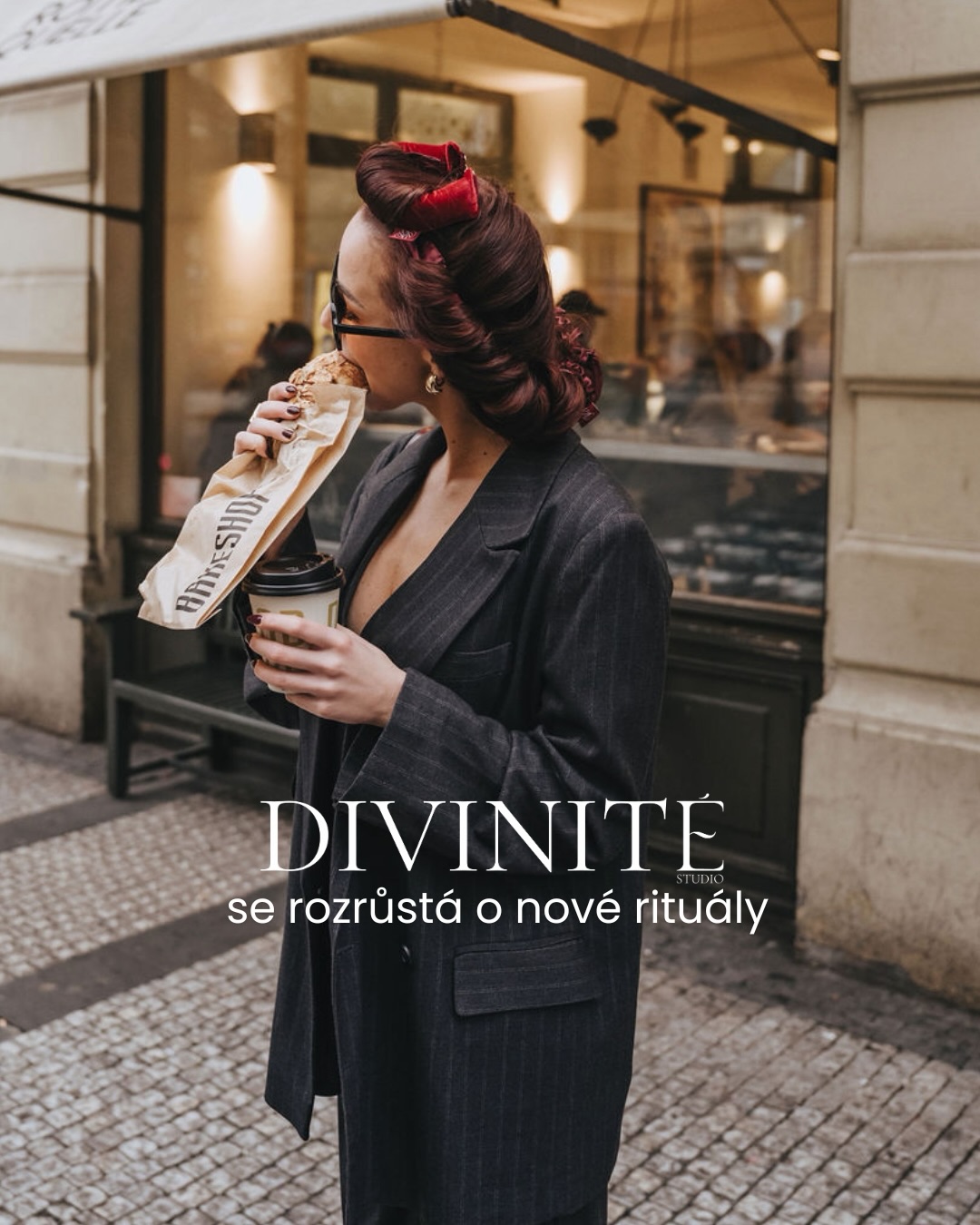 Divinité vždy vznikalo z přesvědčení, že krása není jen o tom, co je vidět. Je o okamžicích, které si vytváříte pro sebe. ✨
Večer, kdy se dveře koupelny zavřou a svět na chvíli zpomalí. Teplá voda, ticho a dotek hedvábí. Rituály, které nepatří nikomu jinému.
S radostí proto představujeme novou spolupráci a produkty značky @vananritual , které tento svět rozšiřují — hedvábné natáčky, hedvábné doplňky pro spánek a detaily, které proměňují každodenní péči v osobní rituál.
Nyní dostupné na divinite.cz