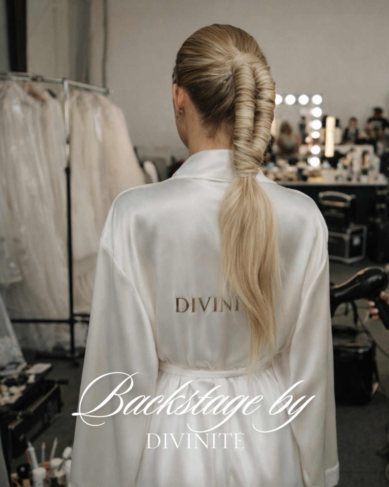 Naše hedvábné župany šijeme i na zakázku – pro vizážisty, hairstylisty, produkce i backstage přehlídek.
Vznikají pro chvíle příprav, kdy se modelky a nevěsty převlékají mezi líčením, vlasy a focením, a potřebují něco lehkého, čistého a elegantního.

Stačí nám napsat vaši představu nebo projekt, pro který župany potřebujete. Vše ušijeme v našem ateliéru v Praze. ✨