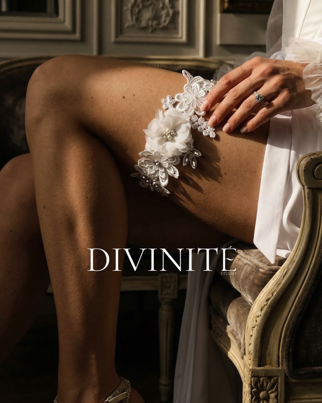 Každá žena prožije ve svém životě několik momentů, které ji tiše promění. Svatební den je jedním z nich.

Ne kvůli šatům.
Ne kvůli fotografiím.
Ale kvůli tomu okamžiku, kdy si uvědomíte, že začíná nová kapitola.

A právě proto mají malé rituály smysl. Svatební podvazek je jeden z těch drobných detailů, které nejsou pro svět. Jsou jen pro vás. 🤍🤍