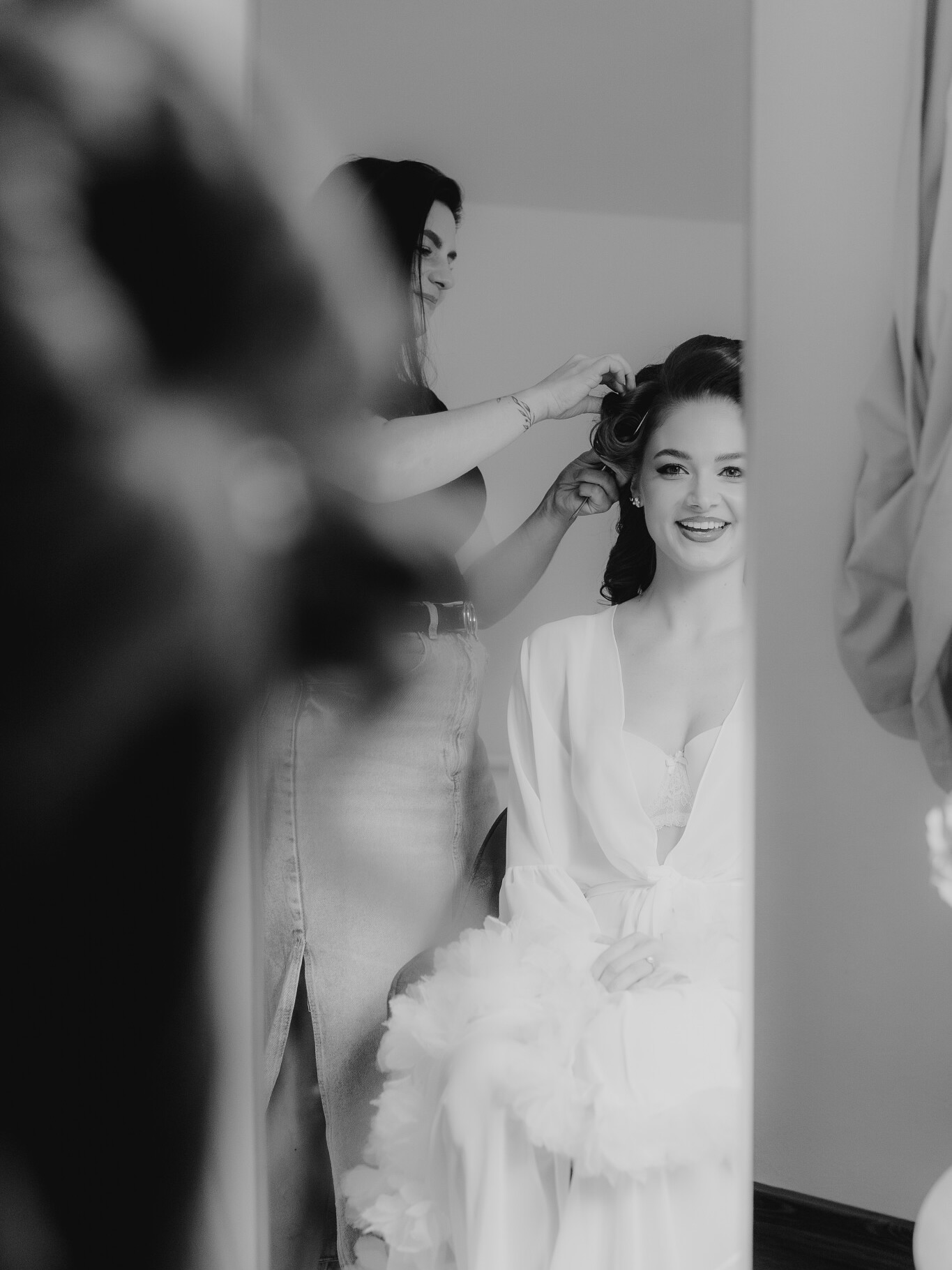 Svatební ráno je zvláštní okamžik.
Svět ještě běží normálně,
ale vy už víte, že dnešek bude jiný.

Sedíte u zrcadla,
vlasy se pomalu mění v účes,
rtěnka dostává svůj finální tvar.

A někde mezi těmito drobnými detaily
si poprvé opravdu uvědomíte,
že dnes se stanete nevěstou. 🤍🤍🤍

Místo: @penzion_nad_staji
Fotograf: @michaela_balazova_fotografka
Svatební salón: @juliana_svatebni_salon
Vizážistka: @hana_szabo_muah
Výzdoba a květiny: @vsudekytky
Dort: @justysbakery.cz
Tiskoviny: @svazek.shop
Oblek: @moliere_store
Prsteny: @helioszlatnictvi 
Modelka: @saranaivertova